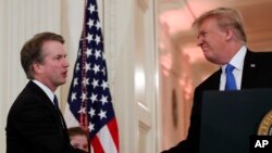 Le président Donald Trump serre la main du juge Brett Kavanaugh, son candidat à la Cour suprême, à la Maison Blanche, à Washington, le 9 juillet 2018, 