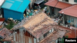 21일 일본 돗토리 현 규라요시에서 규모 6.6의 강력한 지진으로 일부 가옥이 파괴됐다.