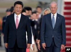 Phó Tổng thống Mỹ Joe Biden đón Chủ tịch Trung Quốc Tập Cận Bình ở Căn cứ không quân Andrew, bang Maryland, Mỹ hôm 24/9/2015