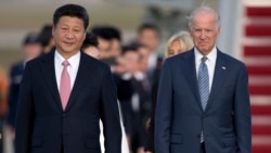 រូបឯកសារ៖ ប្រធានាធិបតី​ចិន​លោក Xi Jinping និង​ប្រធានាធិបតី​ជាប់​ឆ្នោត​សហរដ្ឋអាមេរិក​លោក Joe Biden ដែល​កាល​ពី​ពេល​នោះ​គឺ​អនុប្រធានាធិបតី​សហរដ្ឋអាមេរិក ដើរ​លើ​កម្រាល​ព្រំ​ពណ៌ក្រហម​ ក្នុង​អំឡុងពេល​នៃ​ជំនួប​មួយ​នៅ​ជាយរដ្ឋធានី​វ៉ាស៊ីនតោន ថ្ងៃទី២៤ ខែកញ្ញា ឆ្នាំ២០១៥។