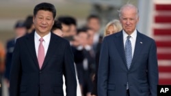 Presiden China Xi Jinping saat disambut Joe Biden (saat itu Wapres AS) di Pangkalan Militer Andrews, Maryland, AS, 24 September 2015. (Foto: dok).