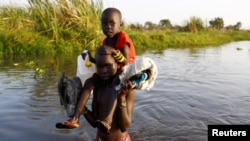 Des enfant dans l'eau à Thonyor, Etat du Leer, Soudan du Sud, le 25 février 2017