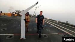 Một chiếc Scan Eagle UAV được sử dụng trên một tàu hải quân Mỹ. 