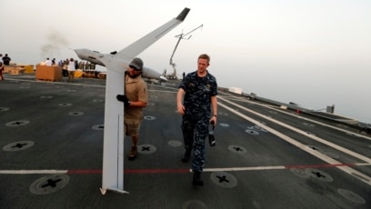 Một chiếc Scan Eagle UAV được sử dụng trên một tàu hải quân Mỹ. 