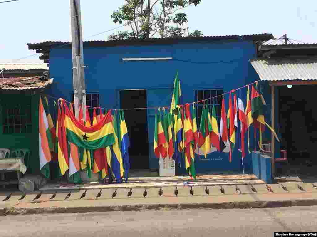 Des drapeaux sont en vente dans les rues de Port-Gentil avant le match du groupe D, au Gabon, le 17 janvier 2017. (VOA/ Timothée Donangmaye) &nbsp;