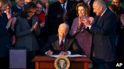 Tổng thống Joe Biden ngày 15/11 ký ban hành luật chi tiêu 1.000 tỉ đô la cho hạ tầng cơ sở tại một buổi lễ ở Tòa Bạch Ốc.