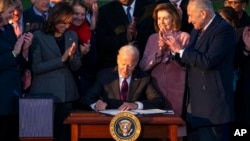 拜登总统在白宫外的南草坪签署《基础设施和就业法案》。(2021年11月15日)