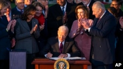 El presidente Joe Biden firma la 'Ley de empleo e inversiones en infraestructura' durante un evento en el jardín sur de la Casa Blanca, el 15 de noviembre de 2021.