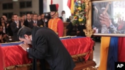 Iranski predsednik Mahmud Ahmadinedžad ljubi kovčeg sa posmrtnim ostacima predsednika Venecuee Uga Čavesa