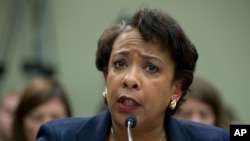 Pwokirè Jeneral Loretta Lynch ki tap temwaye nan Capitol Hill nan Washington, Madi, Jiyè 12, 2016, devan komite Jistis nan Kongrè Ameriken an.