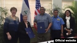 Representantes del gobierno de Nicaragua y de la autoridad de operaciones de remoción (ERO) de la policía de inmigración y aduanas de EE.UU.(ICE) en la firma del Memorando de Entendimiento para participar en el sistema Electrónico de Documentos de Viaje (eTD). Foto: ICE.