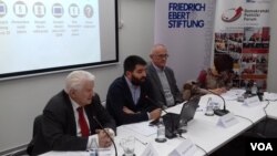 Učesnici debate "Ugrožena privatnost": Dragoljub Mićunović, poslanik Demokratske stranek (levo), Danilo Krivokapić, SHARE konferencija (centar) i Rodoljub Šabić, poverenik za informacije od javnog značaja i zaštitu podataka o ličnosti (desno)