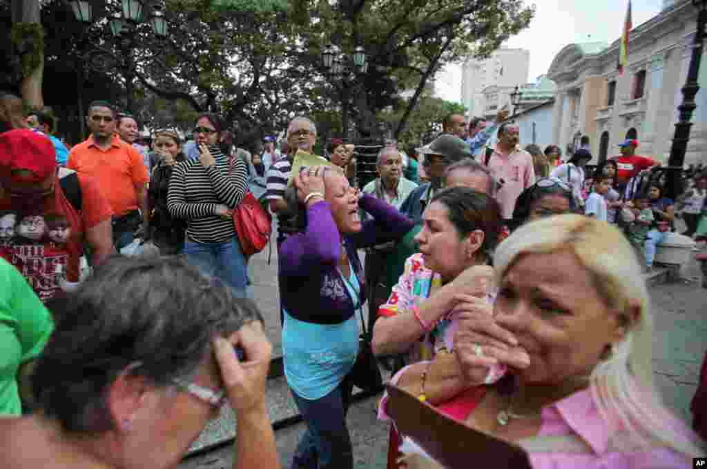 Người ủng hộ phản ứng sau khi c&aacute;i chết của &ocirc;ng Hugo Chavez được loan b&aacute;o tại Caracas, Venezuela, ng&agrave;y 5/3/2013.