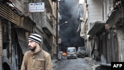 បុរស​ស៊ីរី​ម្នាក់​ដើរ​កាត់​ស្រុក Salaheddin ដែល​កាន់កាប់​ដោយ​ក្រុម​ឧទ្ទាម​នៅ​ក្នុង​ក្រុង Aleppo ភាគ​ខាង​ជើង​នៃ​ប្រទេស​ស៊ីរី។
