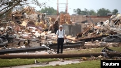 2013年 5月20日，美国中部俄克拉荷马州穆尔镇遭受超强龙卷风摧毁的一个灾情。
