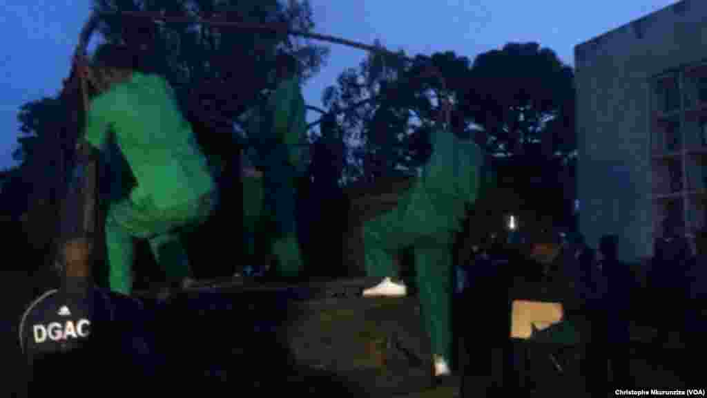 En habit des prisonniers, les 28 putschistes contre lesquels le ministère public a requis la de prison à vie, montent, sous la garde la police, à bord d’un camion pour être transférés à la prison centrale de Gitega au centre du Burundi, 7 janvier 2016. (V