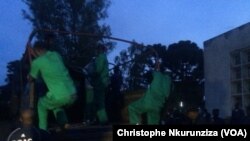 Les 28 putschistes montent à bord d’un camion pour être transférés à la prison centrale de Gitega, Burundi, 7 janvier 2016. (VOA / Christophe Nkurunziza)