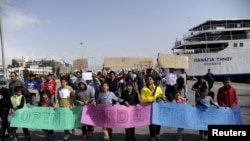 Migrantes afganos protestan para que se abran las fronteras europeas en el puerto de Pireo, cerca de Atenas Grecia. Martes 8 de febrero de 2016.