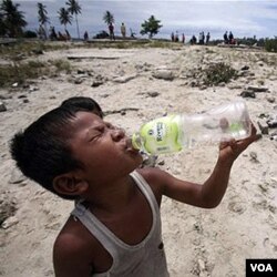 Seorang anak korban tsunami di Sumatra Barat. Wilayah Mentawai dinyatakan masih rawan gempa dan tsunami.