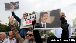 Prière funéraire symbolique à l'occasion de l'enterrement du président égyptien Mohamed Morsi à Ankara en Turquie le 18 juin 2019.