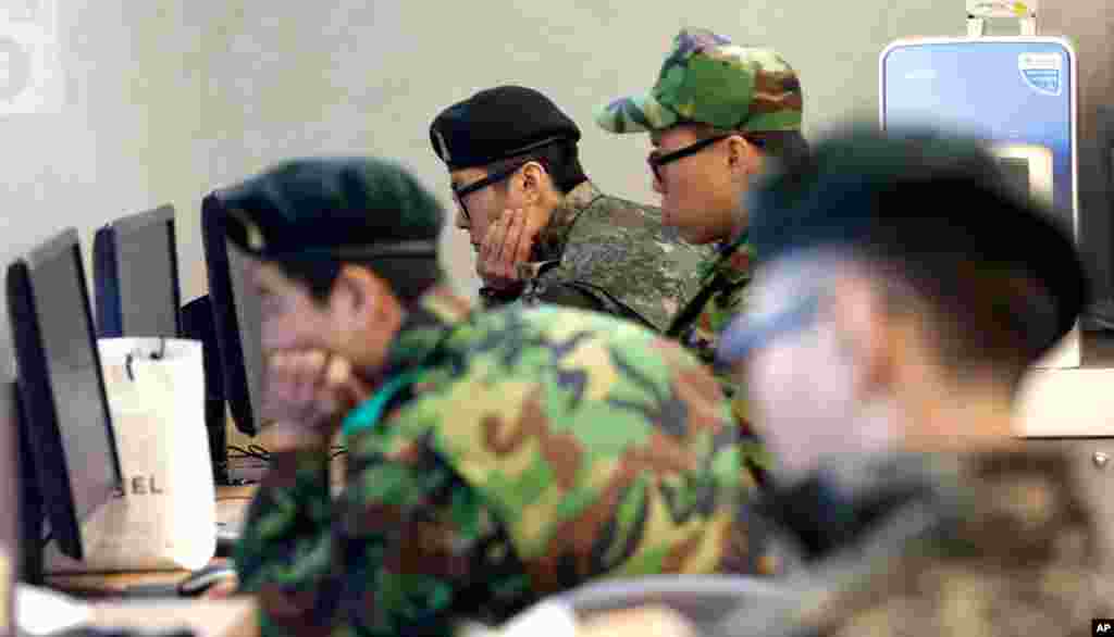 South Korean soldiers monitor computers at the Seoul train station following a report about a possible nuclear test conducted by North Korea, February 12, 2013. 