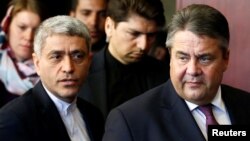알리 타예브니아(왼쪽) 이란 경제부 장관이 3일 수도 테헤란에서 진행된 컨퍼런스 현장으로 시그마 가브리엘 독일 경제부 장관과 함께 입장하고 있다. 