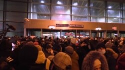 Arrests of Navalny Supporters at Moscow's Vnukovo Airport (video by Ricardo Marquina/VOA)