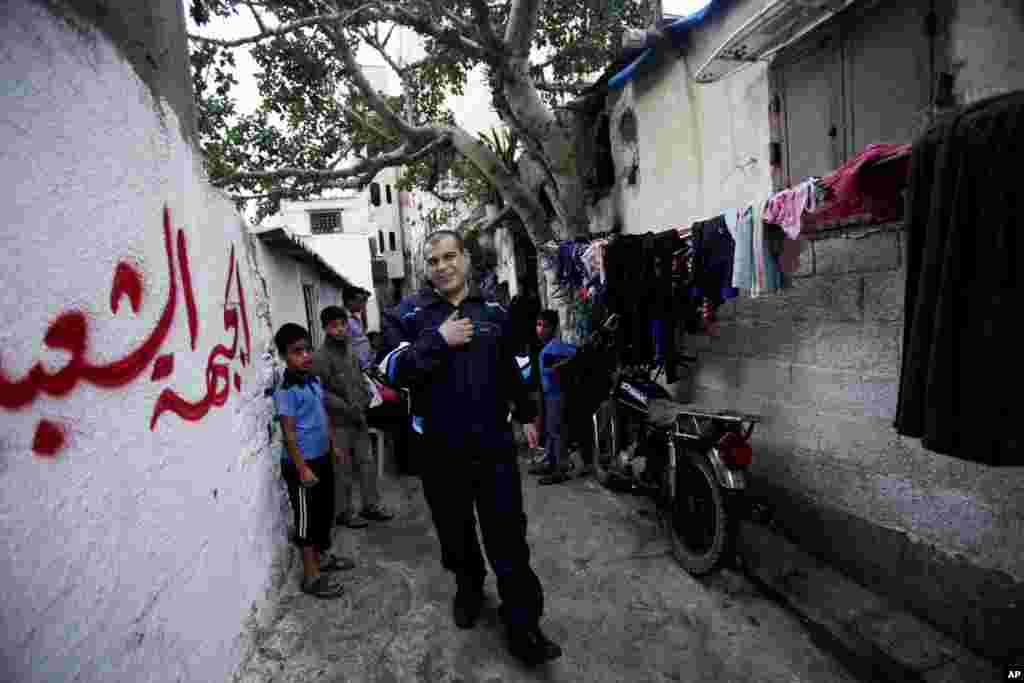 Tahanan Palestina yang dibebaskan, Omar Masoud, yang ditangkap pada Mei 1993 karena membunuh seorang pengacara Israel, berjalan di gang sekitar tempat tinggalnya di Kamp Pengungsi Shati, Jalur Gaza, setelah menghabiskan waktu 20 tahun di penjara Israel. (AP/Adel Hana)