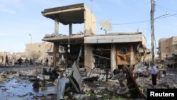 Angin puting beliung (tornado) terlihat di sebelah selatan kota Dodge City, Kansas, AS.