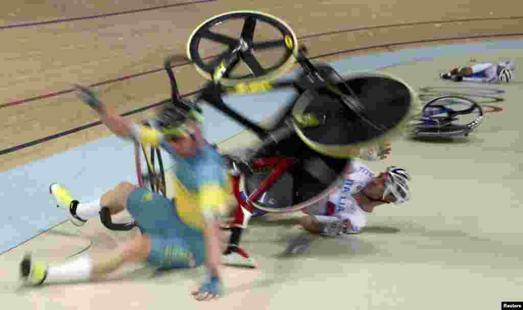 오스트리아의 글렌 오셰어, 이탈리아의 엘리아 비비아니, 한국의 박상훈(앞쪽부터)이 브라질 리우데자네이루 올림픽 사이클 경기 도중 충돌해 넘어지고 있다. &nbsp;
