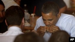 Predsjednici Obama i Medvjedev jedu hamburgere u restoranu Ray's Hell u Arlingtonu, 24. lipnja 2010.