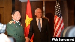 Bộ trưởng Quốc phòng Việt Nam Ngô Xuân Lich và Bộ trưởng Quốc phòng Hoa Kỳ Jim Mattis, tại Singapore, ngày 1/6/2018. Ảnh Thanh niên.
