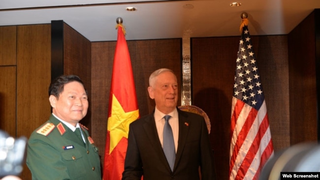 Bộ trưởng Quốc phòng Việt Nam Ngô Xuân Lich và Bộ trưởng Quốc phòng Hoa Kỳ Jim Mattis, tại Singapore, ngày 1/6/2018. Ảnh Thanh niên.