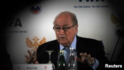 "Juguemos primero la Copa del Mundo de 2014 con la conciencia tranquila", dijo el presidente de FIFA Joseph Blatter.