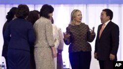 美國國務卿克林頓在婦女領導作用國際論壇上與蒙古總統額勒貝格道爾吉碰面。