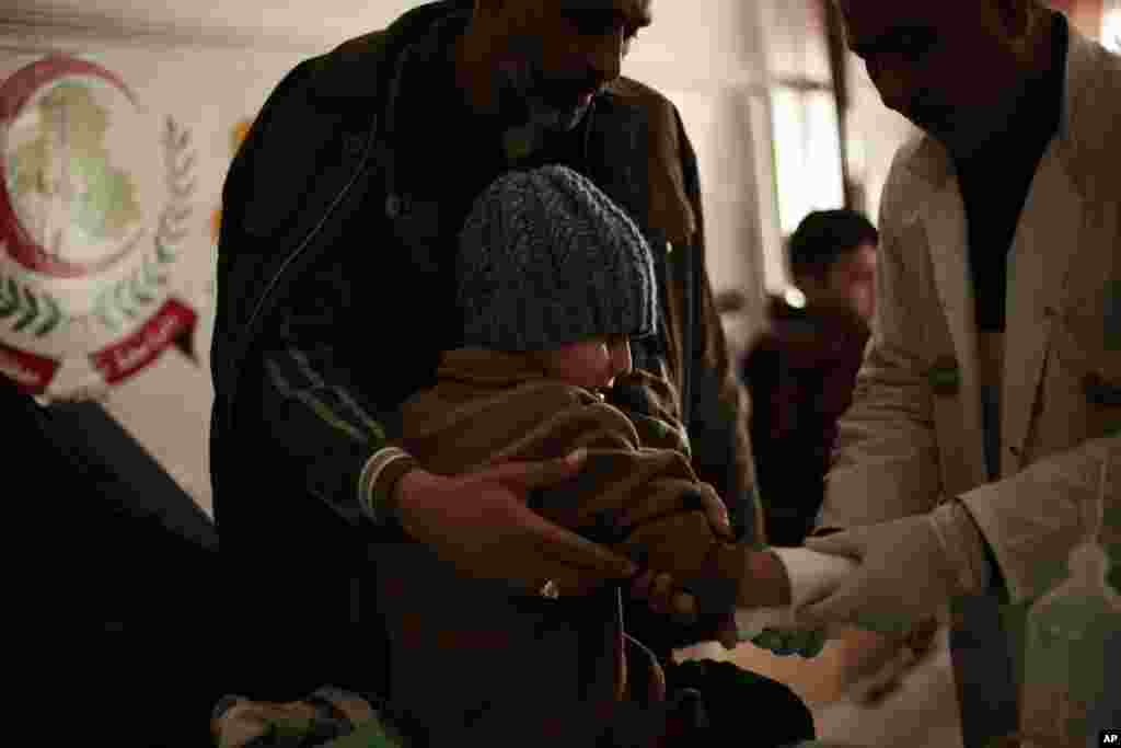 درمان کودکی که در حمله داعش به موصل عراق مجروح شد. در این حمله، یکی&zwnj; از برادر&zwnj;های این کودک کشته شد و دو خواهر و برادر دیگر او مجروح شدند. &nbsp; 