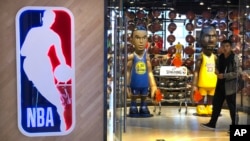 一名男子從北京一家NBA專賣店走出。（2019年10月8日）