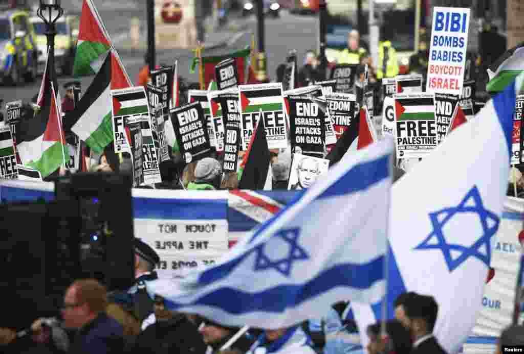همزمان با حضور بنیامین نتانیاهو، نخست وزیر اسرائیل&nbsp; در لندن، معترضان به حضور او در مقابل دفتر نخست وزیر تجمع کردند.