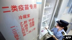2018年7月23日，當地市場監管機構官員在中國廣西榮安一家醫院檢查疫苗。
