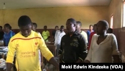 Rekan-rekan para siswa yang dibebaskan penculik, berkumpul di sekolah mereka di Bafut, dekat Bamenda, Kamerun, 5 November 2018.