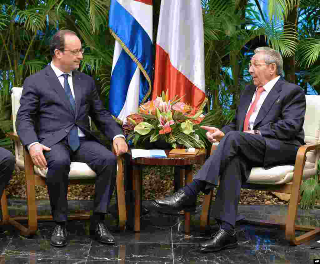 French President Francois Hollande and Cuban President Raul Castro hold a meeting at the Revolution Palace in Havana, May 11, 2015.