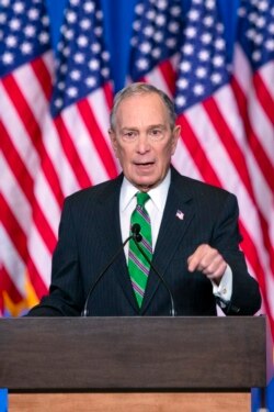 El excandidato presidencial demócrata Mike Bloomberg saluda a sus partidarios cuando anunció la suspensión de su campaña.