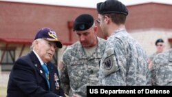 한국전쟁에 참전해 최고 무공훈장인 명예훈장 '메달 오브 아너(Medal of Honor)'를 수훈한 제임스 L. 스톤 대령이 지난 2011년 11월 텍사스주 포트워스에서 자신의 이름을 딴 부대 시설 명명식에 참석했다.