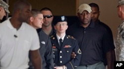 Prajurit Bradley Manning di luar pengadilan militer di Fort Meade, Maryland, 2013. (Foto: Dok)