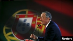 Portugal's presidential candidate Marcelo Rebelo de Sousa attends an election campaign event in Lourinha, Portugal, Jan. 14, 2016.