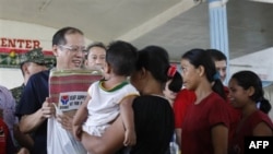 Tổng thống Philippines Benigno Aquino III trao phẩm vật cứu trợ cho nạn nhân thiên tai