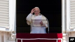 El papa Francisco saluda a la multitud en la Plaza de San Pedro, en el Vaticano, el domingo, 10 de junio de 2018.
