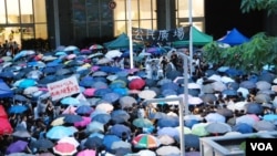 幾千香港人參加在政府總部外的反對國民教育科集會