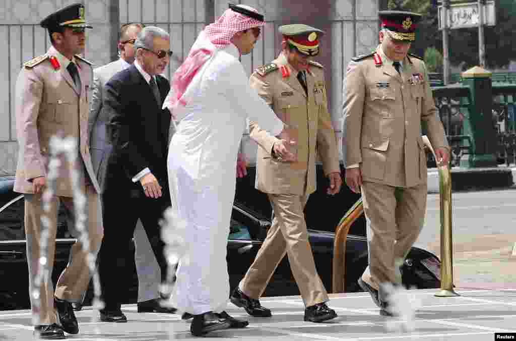 Abdulrahman Al-Banyan (kedua dari kanan), Kepala Staf Arab Saudi, tiba di kantor pusat Liga Arab untuk menghadiri pertemuan menteri-menteri pertahanan Arab di Kairo (22/4). ​(Reuters/Asmaa Waguih)