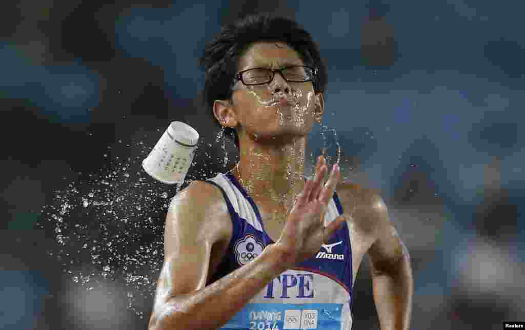 Taipei&#39;s Chang Wei-Lin competes during the men&#39;s 10,000m race walk at the 2014 Nanjing Youth Olympic Games in Nanjing, Jiangsu province, China.